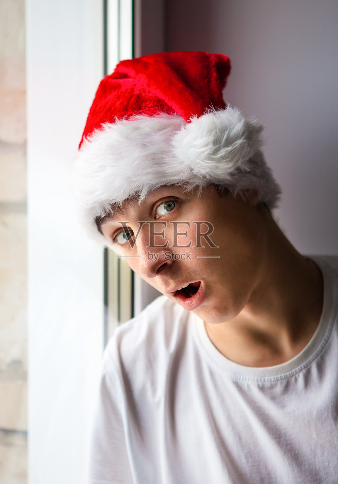 戴圣诞帽的年轻人照片摄影图片