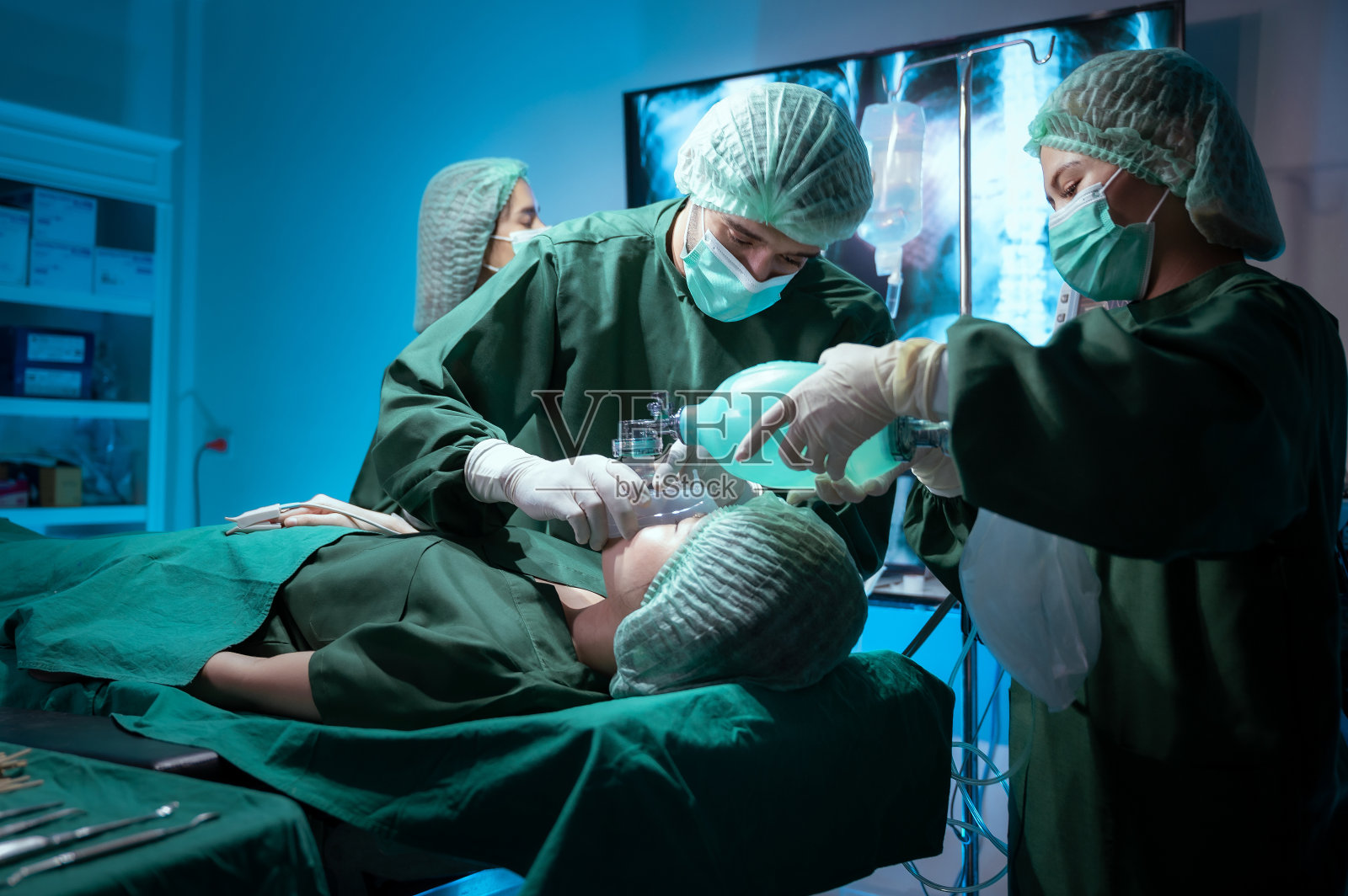 医疗队正在手术室里合作进行整容手术。照片摄影图片