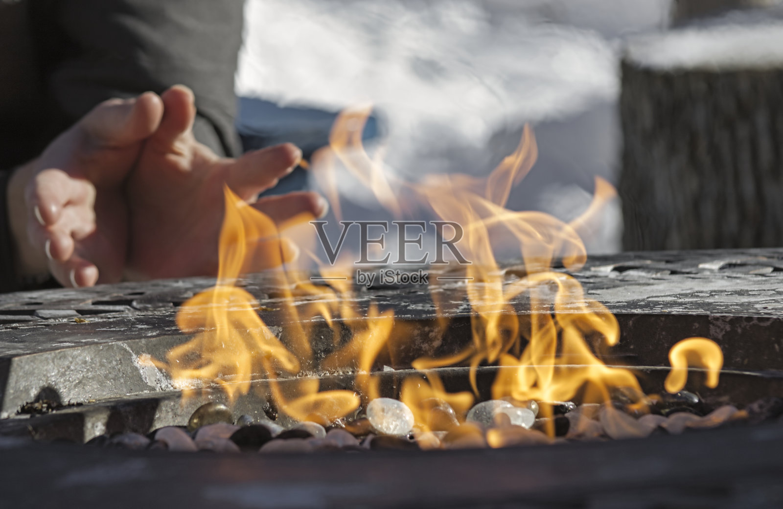 用火取暖照片摄影图片