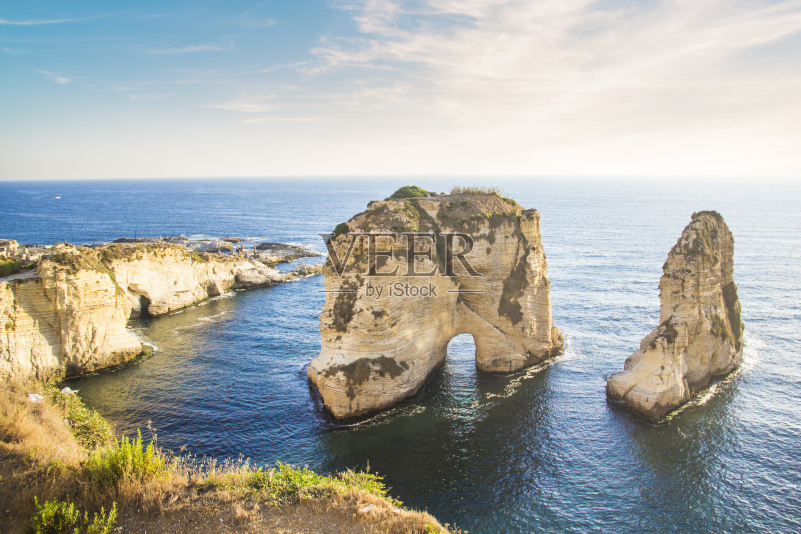 贝鲁特市中心长廊上的鸽子岩照片摄影图片