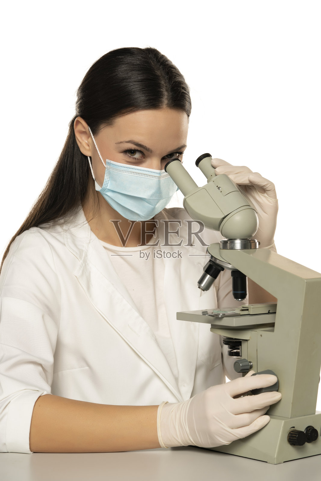 带着显微镜和防护口罩微笑的女科学家肖像照片摄影图片