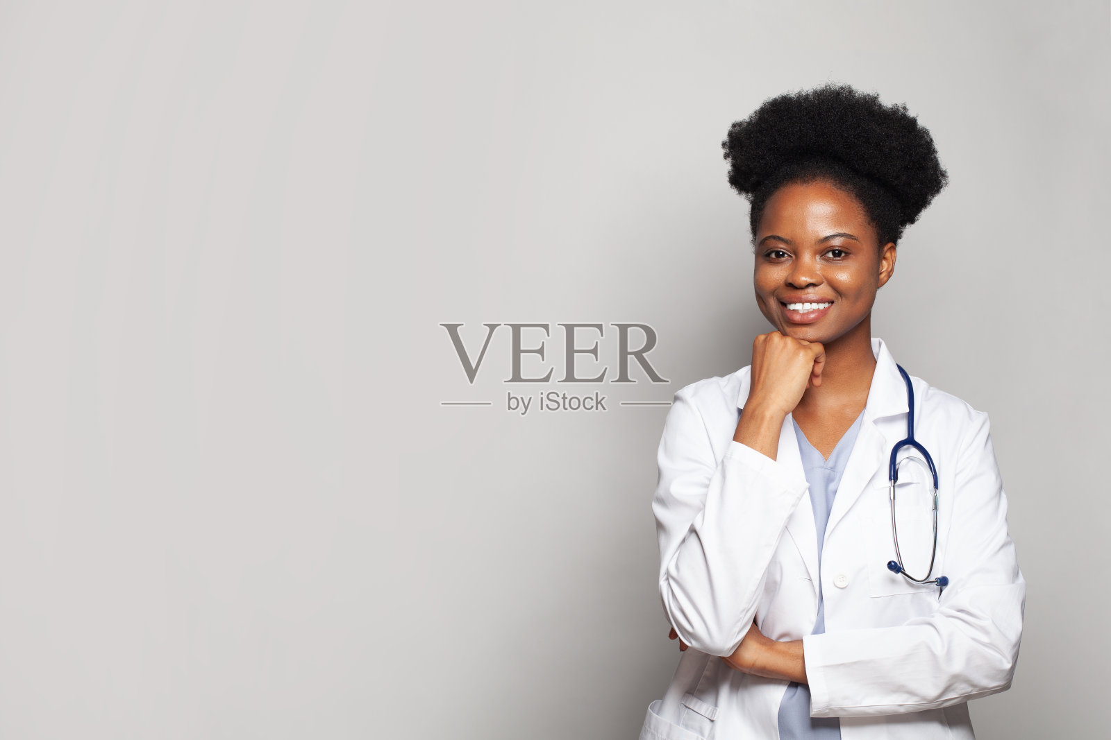 白人背景下佩戴听诊器的黑人女医生肖像照片摄影图片