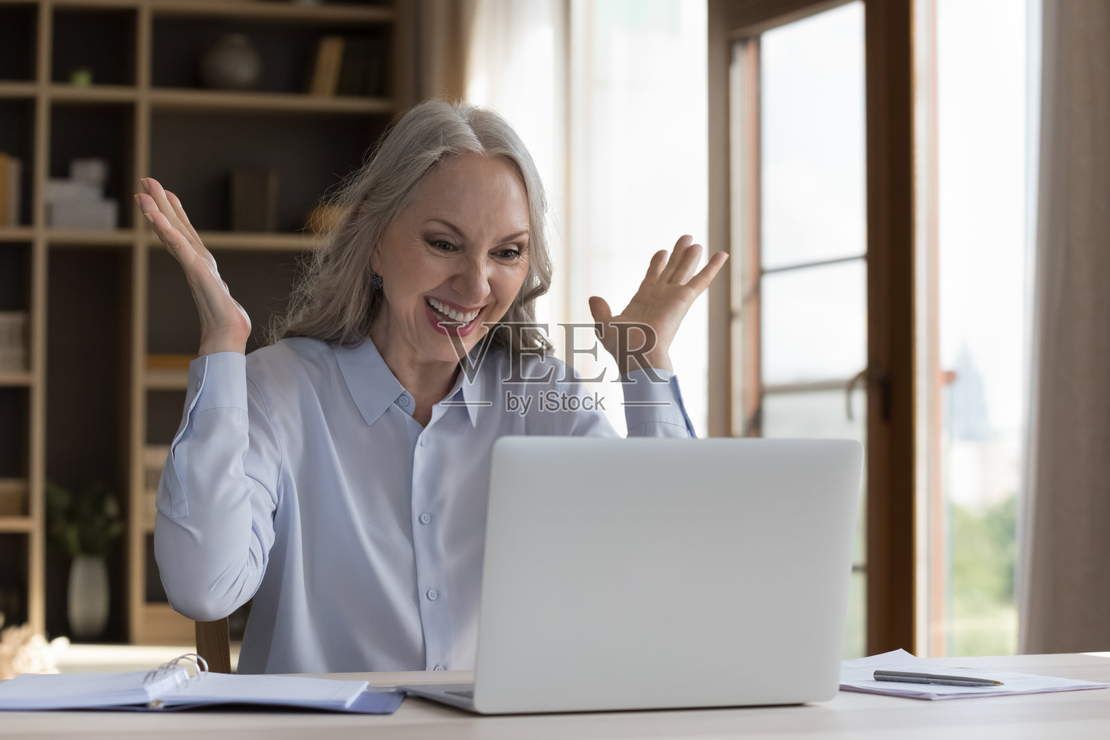 开朗兴奋的成熟商业自由女性收到了天大的好消息照片摄影图片
