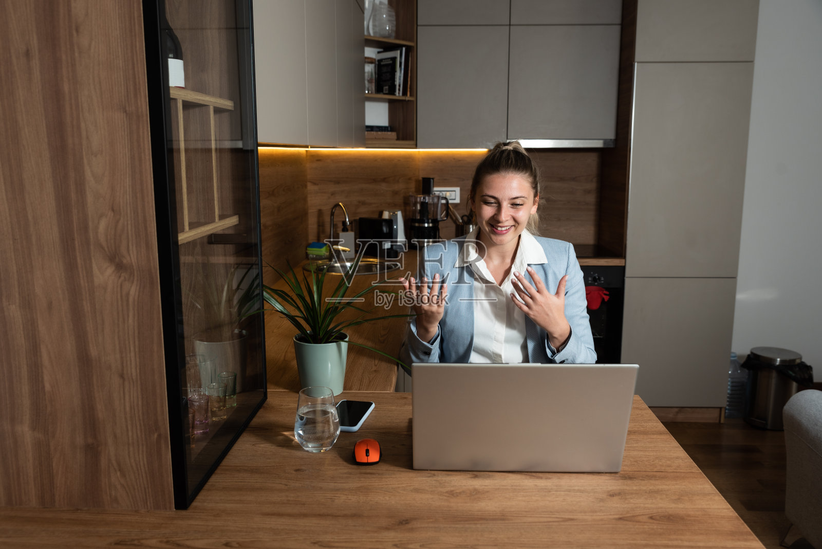 年轻的女性卫生保健工作者、心理学家和心理治疗师在网络会议视频电话上谈论如何减少日常生活中的压力和焦虑。女性心理健康专家照片摄影图片