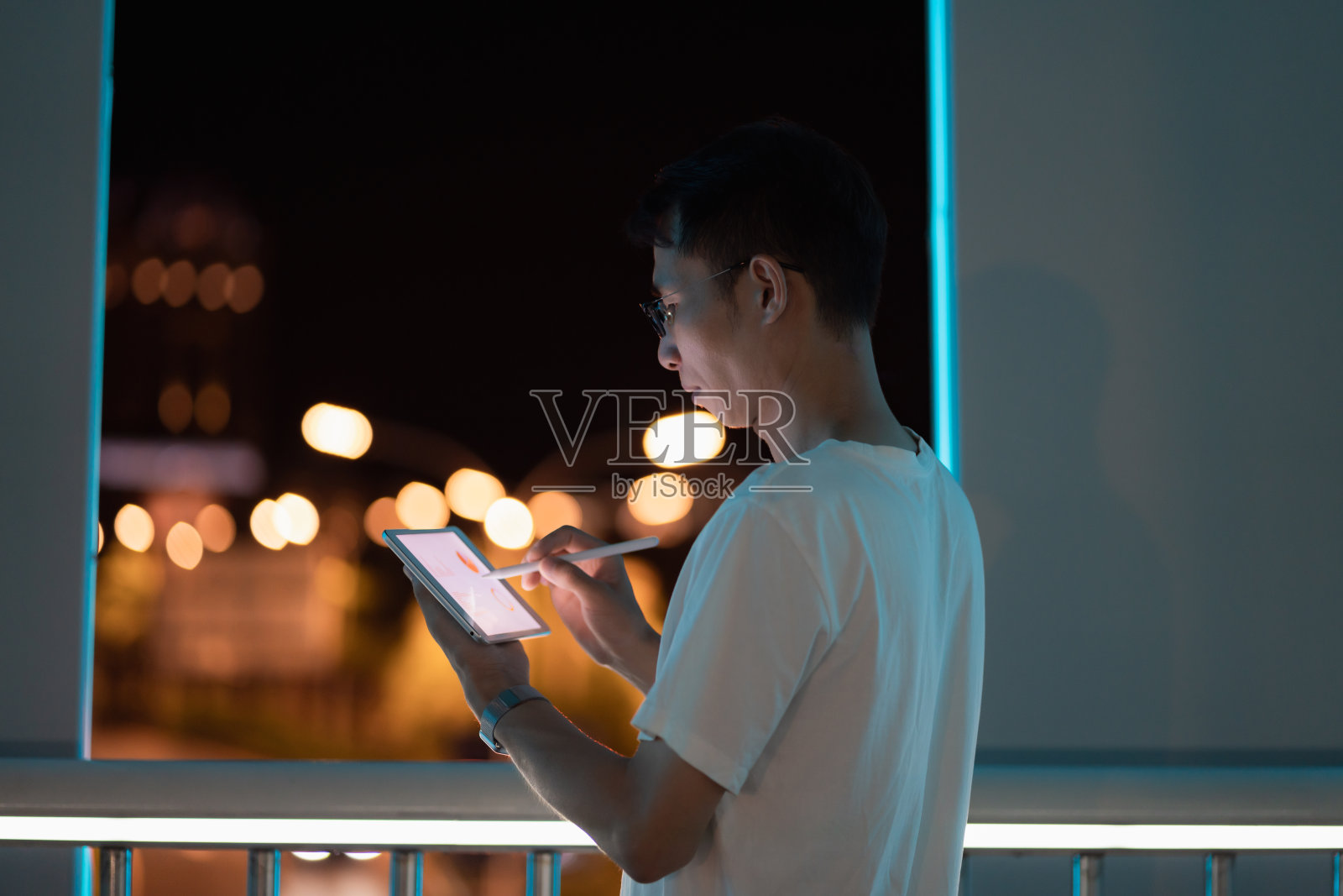 手持数字笔的人使用平板电脑照片摄影图片