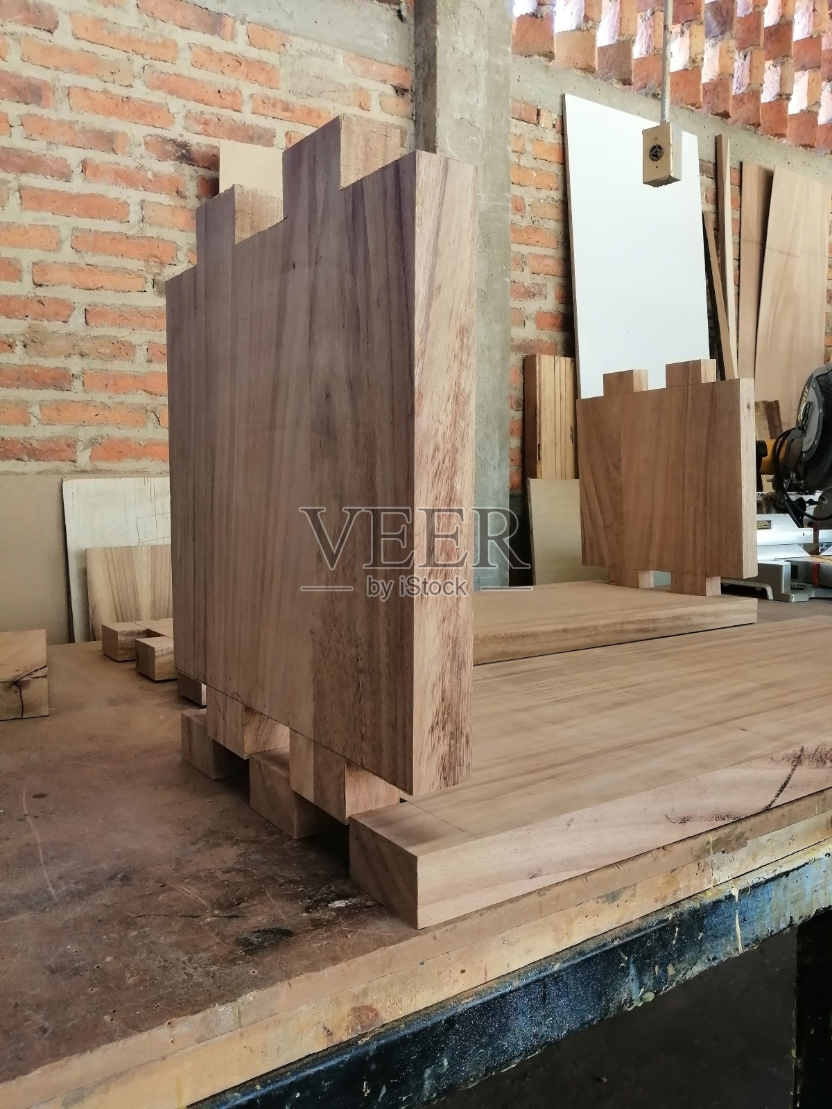 木工车间内锯齿状木片的竖拍，带有燕尾附件照片摄影图片