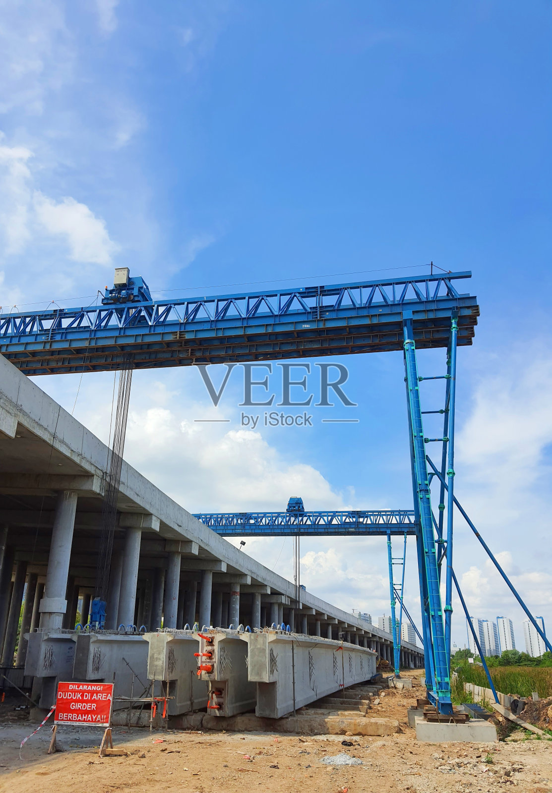 这是一张用来吊装大梁的龙门门的照片。照片摄影图片