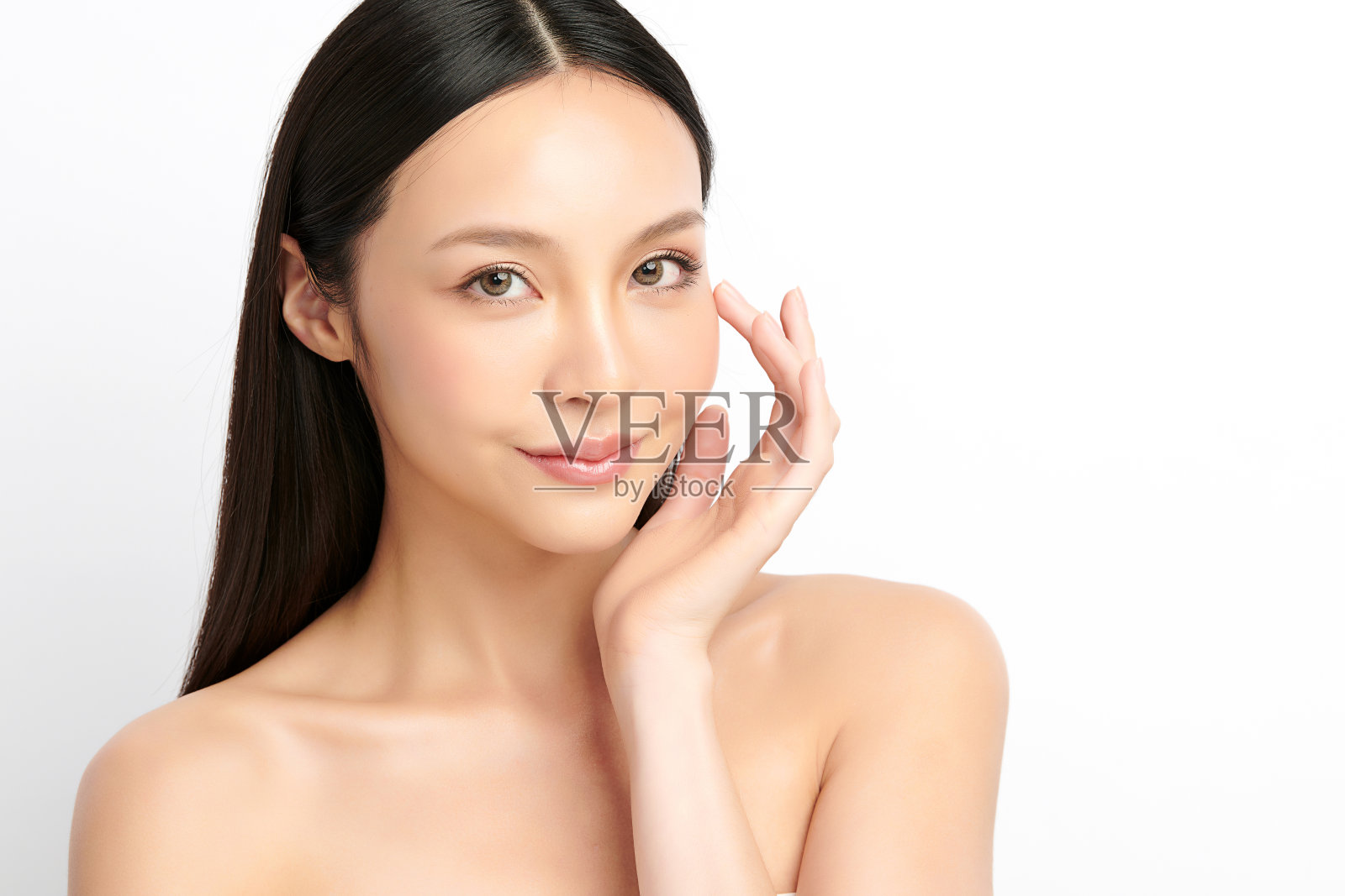 美丽年轻的亚洲女性与干净清新的皮肤在白色的背景，脸部护理，面部治疗，美容，美容和水疗，亚洲女性肖像。照片摄影图片