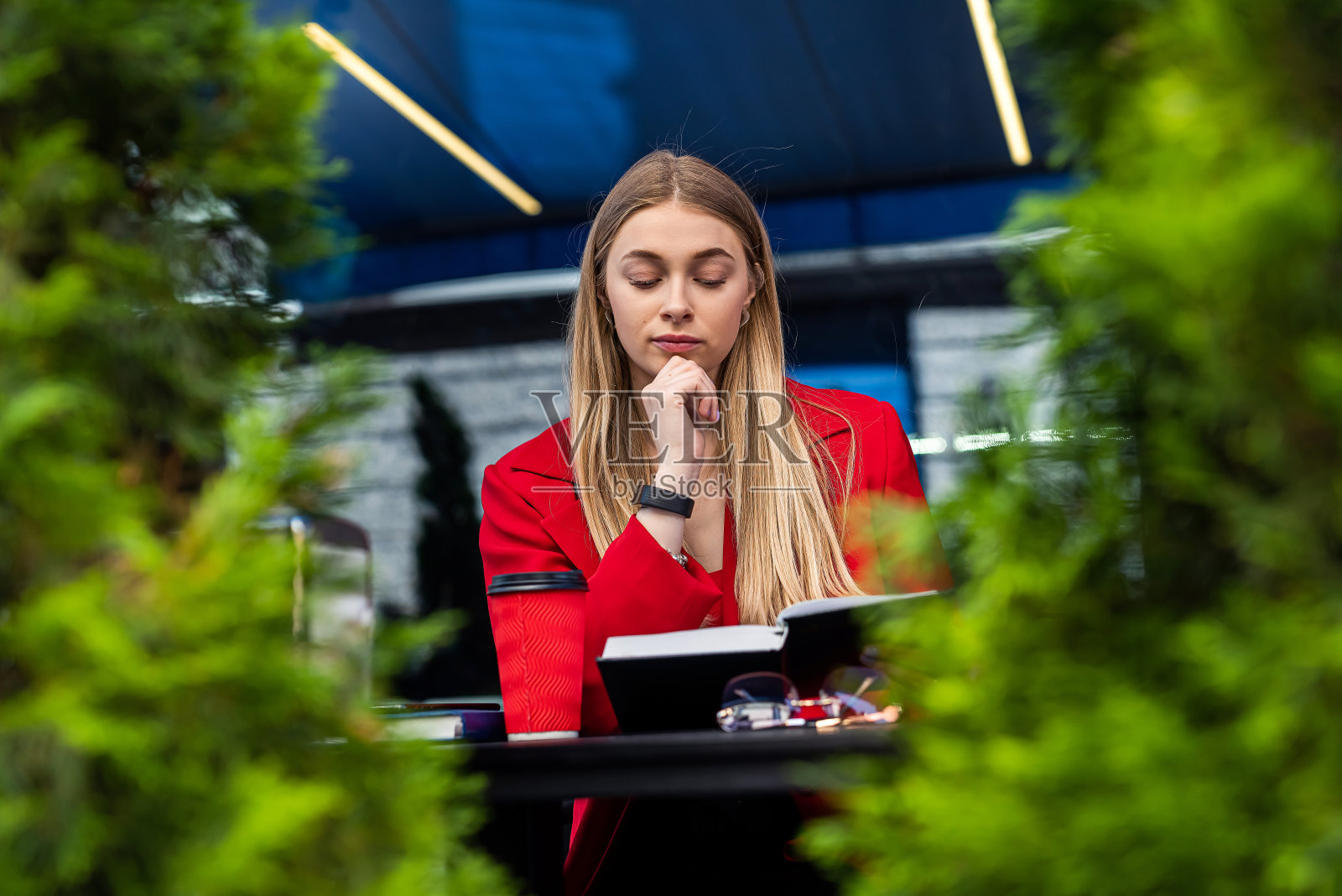 一位时髦的女商人在午休时间在一家咖啡馆工作。照片摄影图片