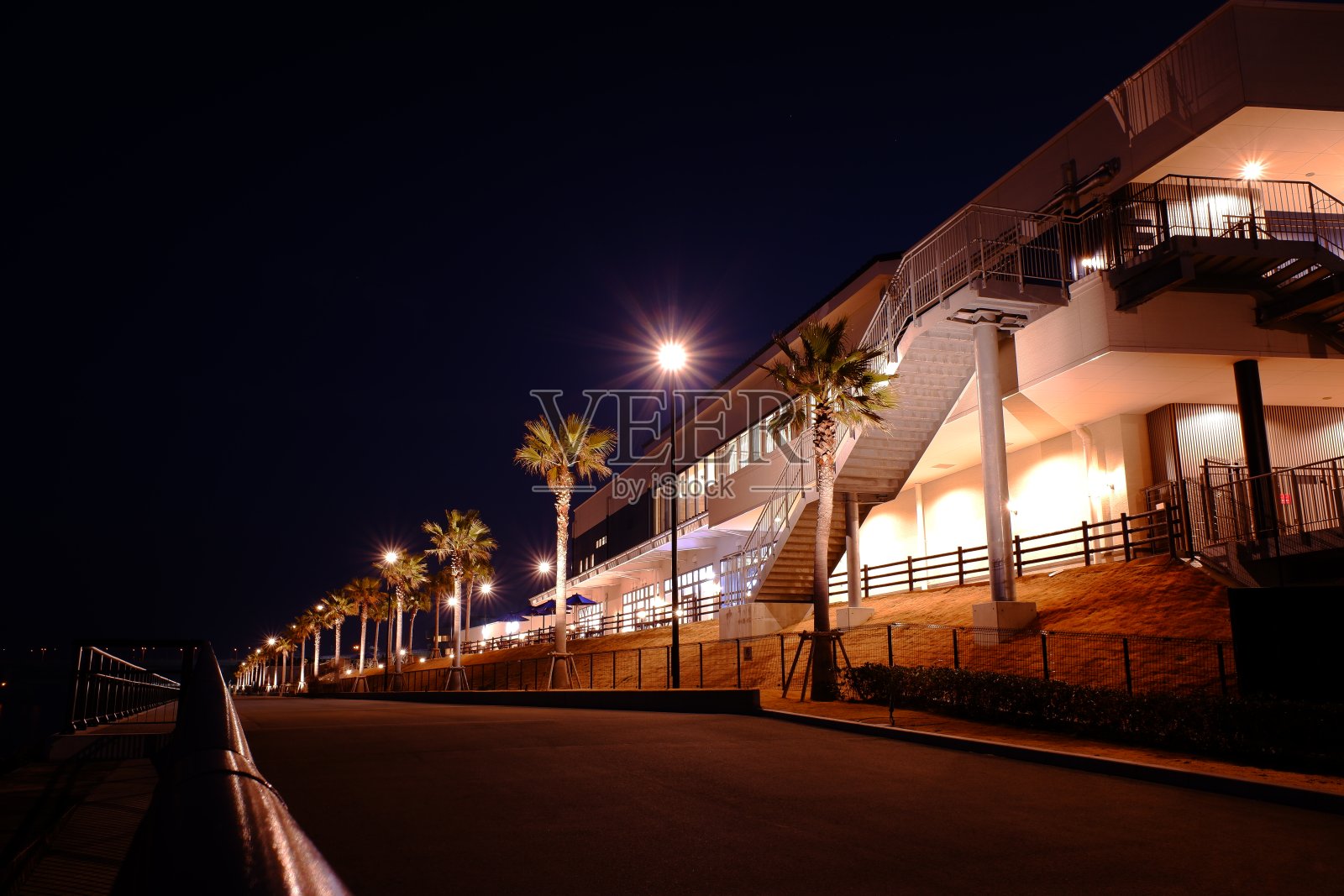 奥特莱斯购物中心的日落景观照片摄影图片