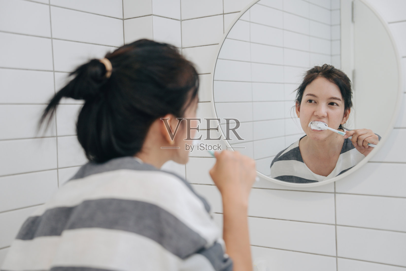 刷牙的女人的肖像照片摄影图片