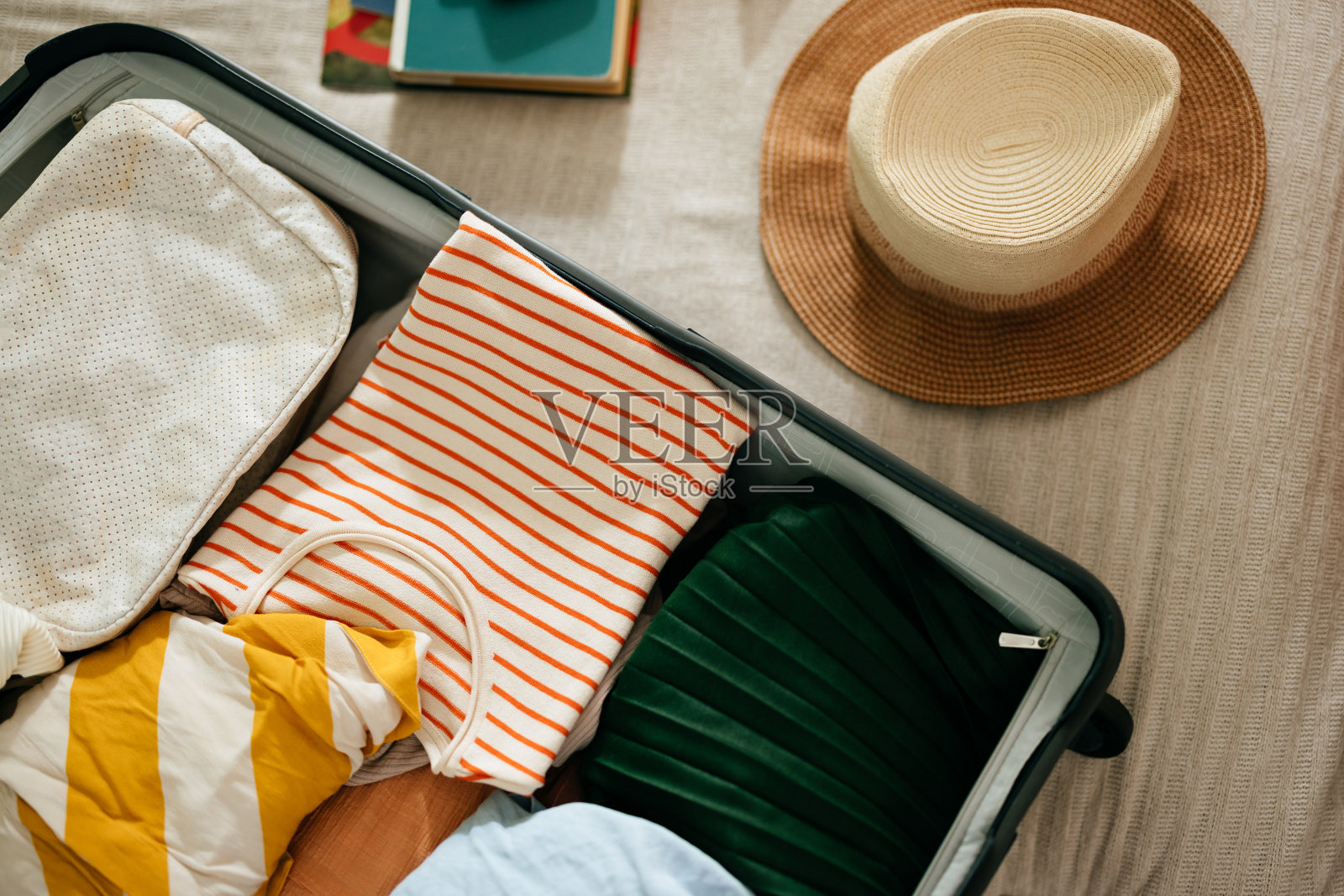 一个打开的行李箱的特写镜头，里面的东西为暑假做准备照片摄影图片