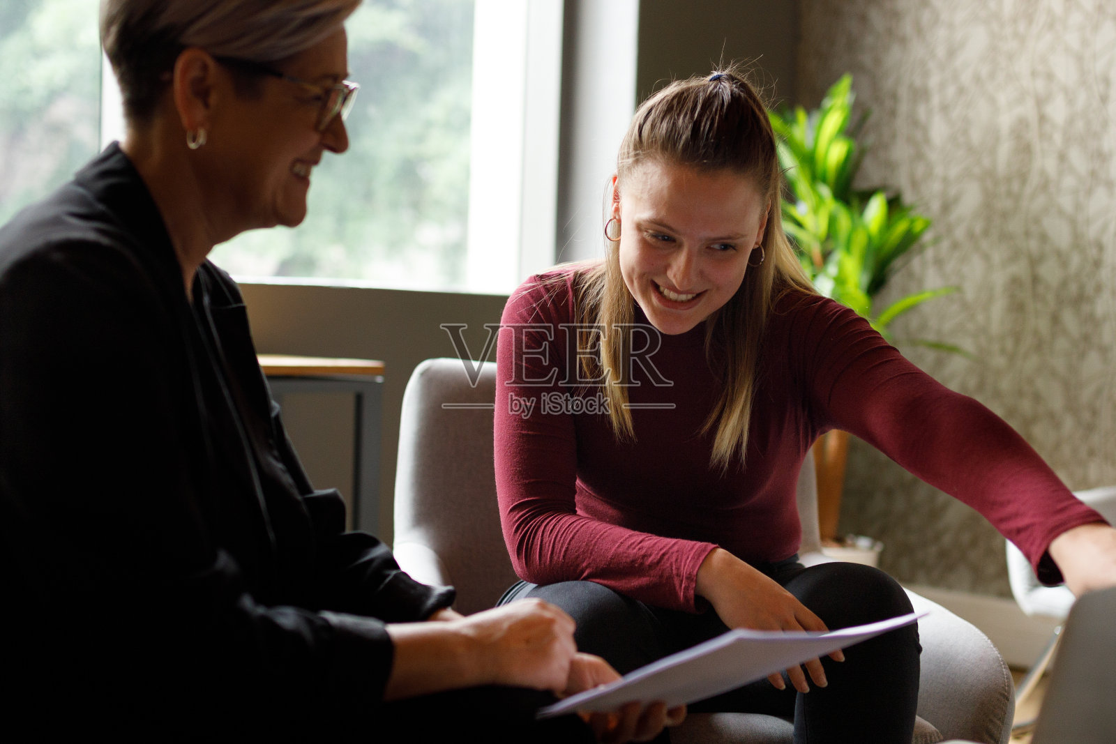 女微笑的专业人员在会议上讨论报告照片摄影图片