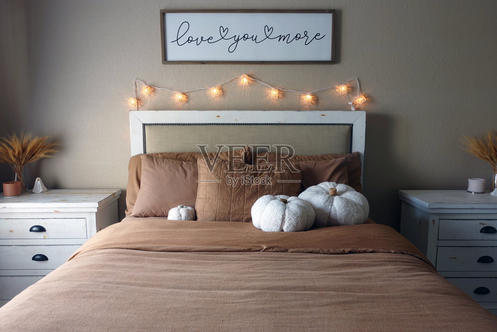 温暖的棕色万圣节卧室装饰照片摄影图片