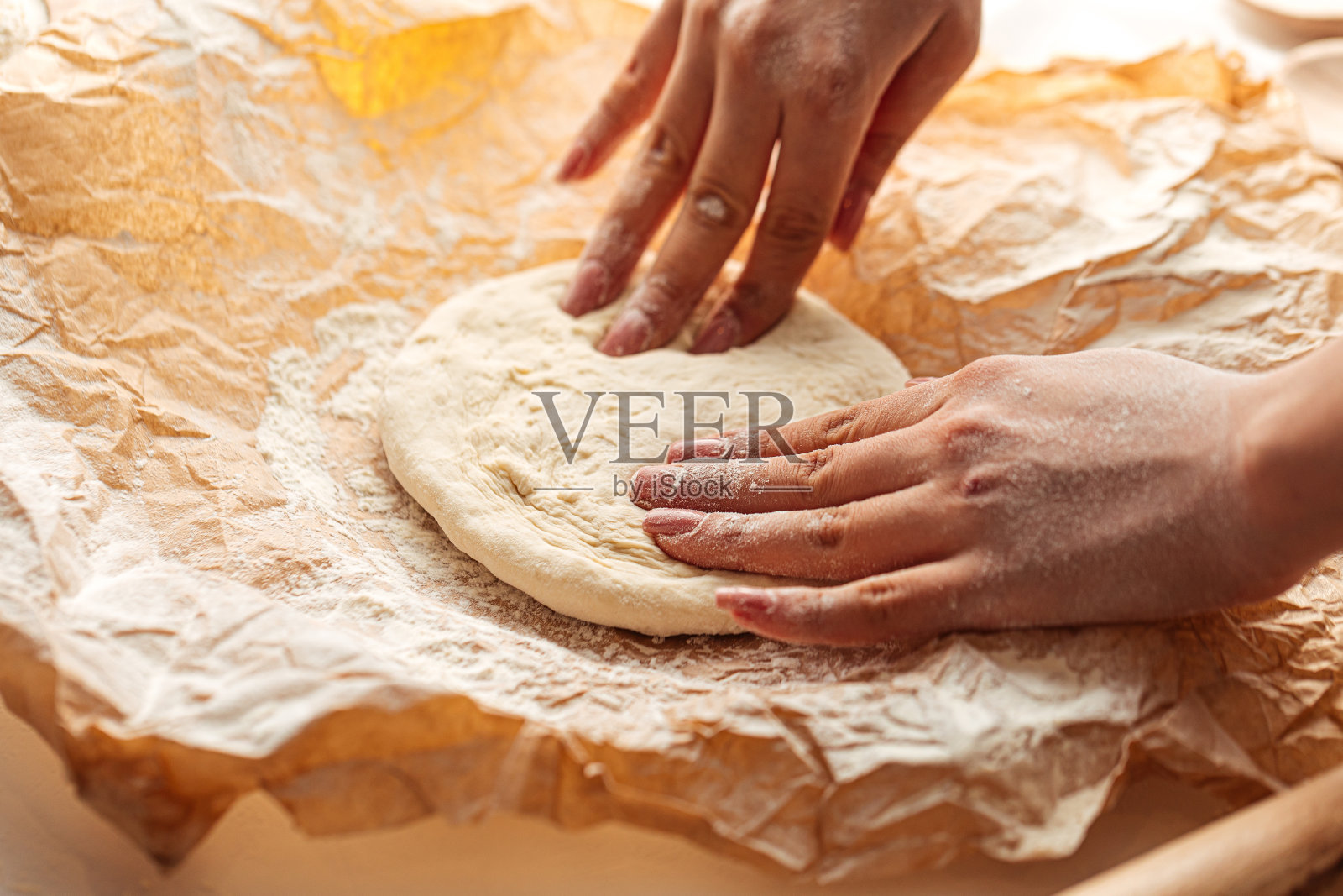 在纸上揉面团做披萨照片摄影图片