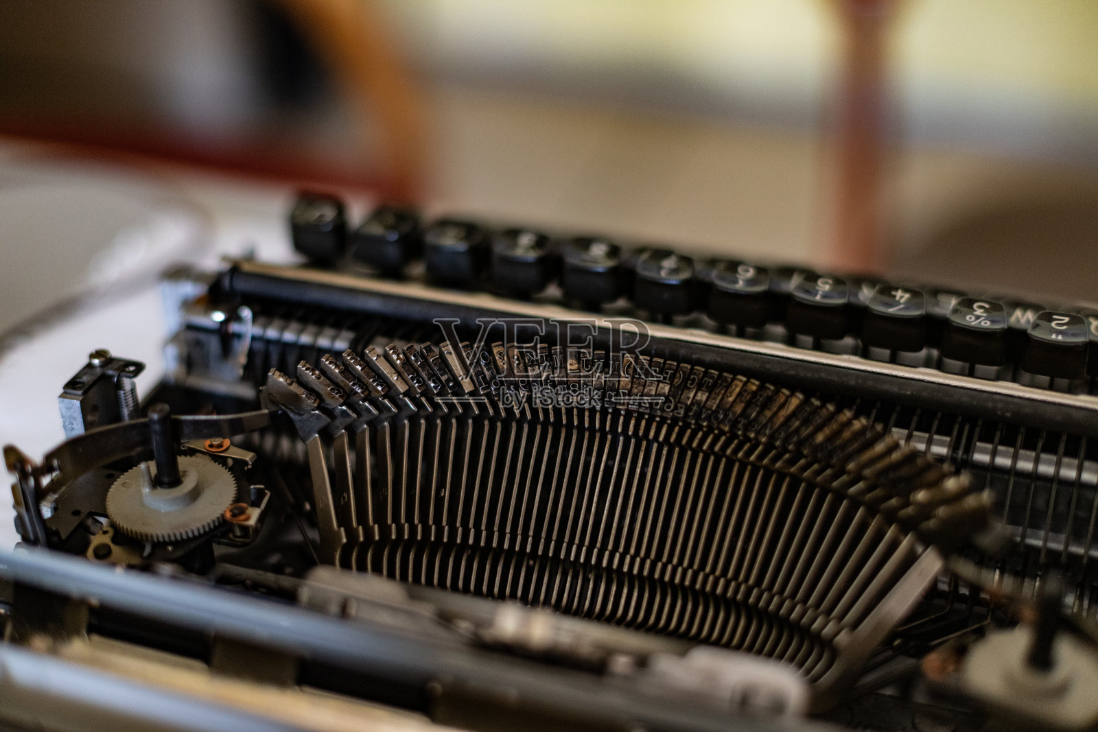 桌子上的旧打字机，特写男人的手在打字机上打字，写着字，讲着故事。照片摄影图片