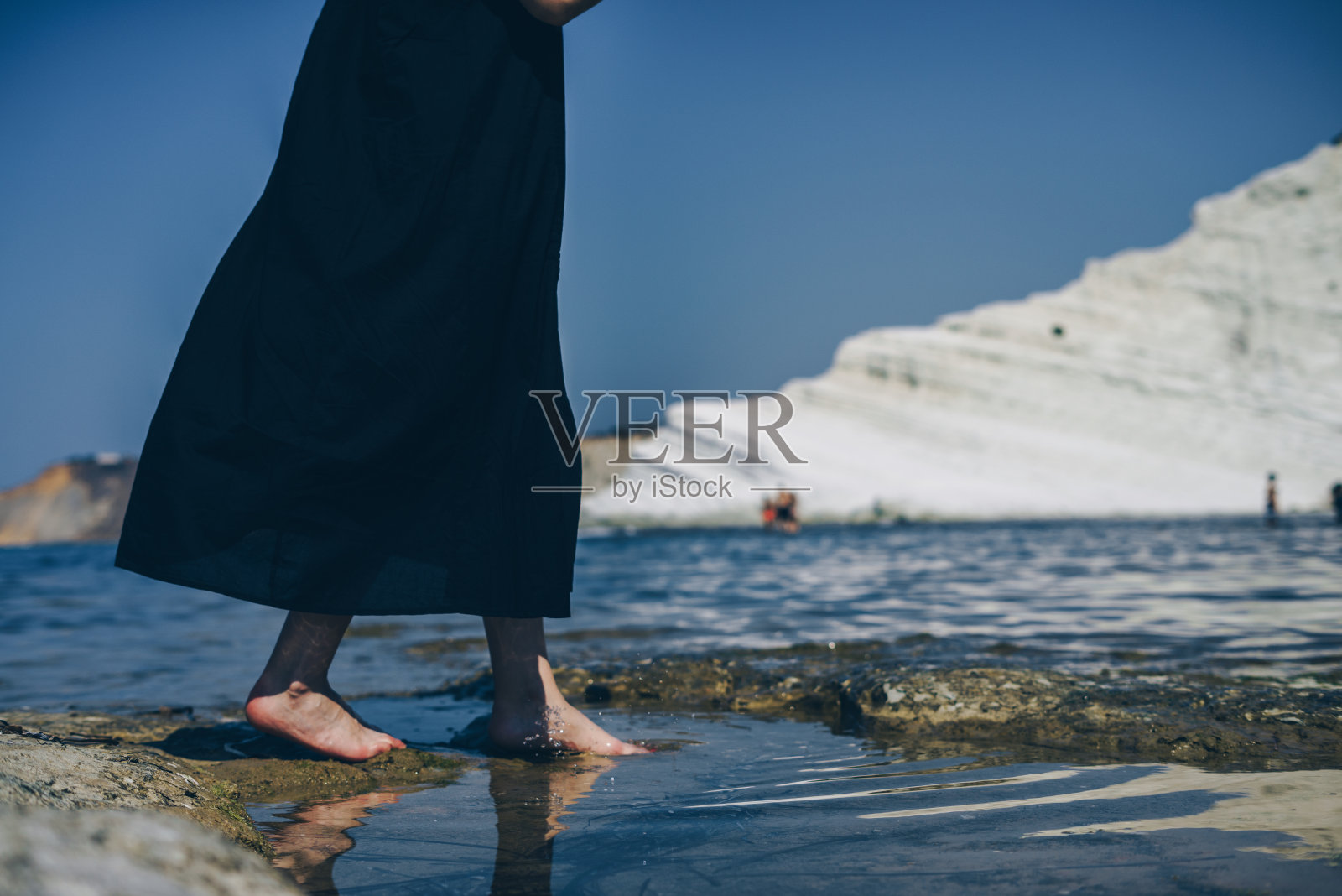 年轻女孩走在斯卡拉戴伊图尔奇附近照片摄影图片