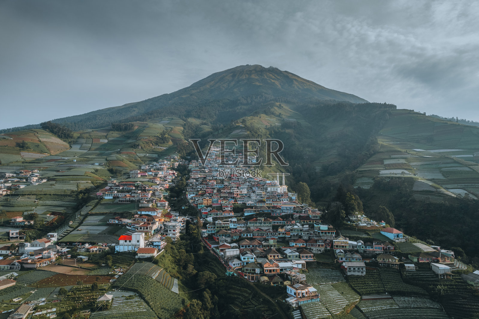 尼泊尔梵爪哇的房子，背景是美丽的裂隙山照片摄影图片