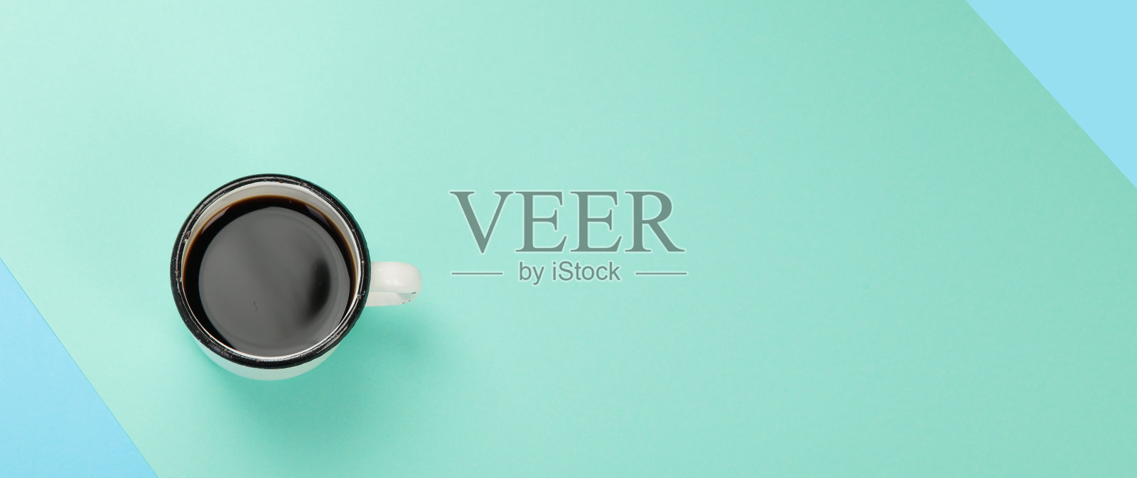 在彩色背景上的一杯咖啡。照片摄影图片