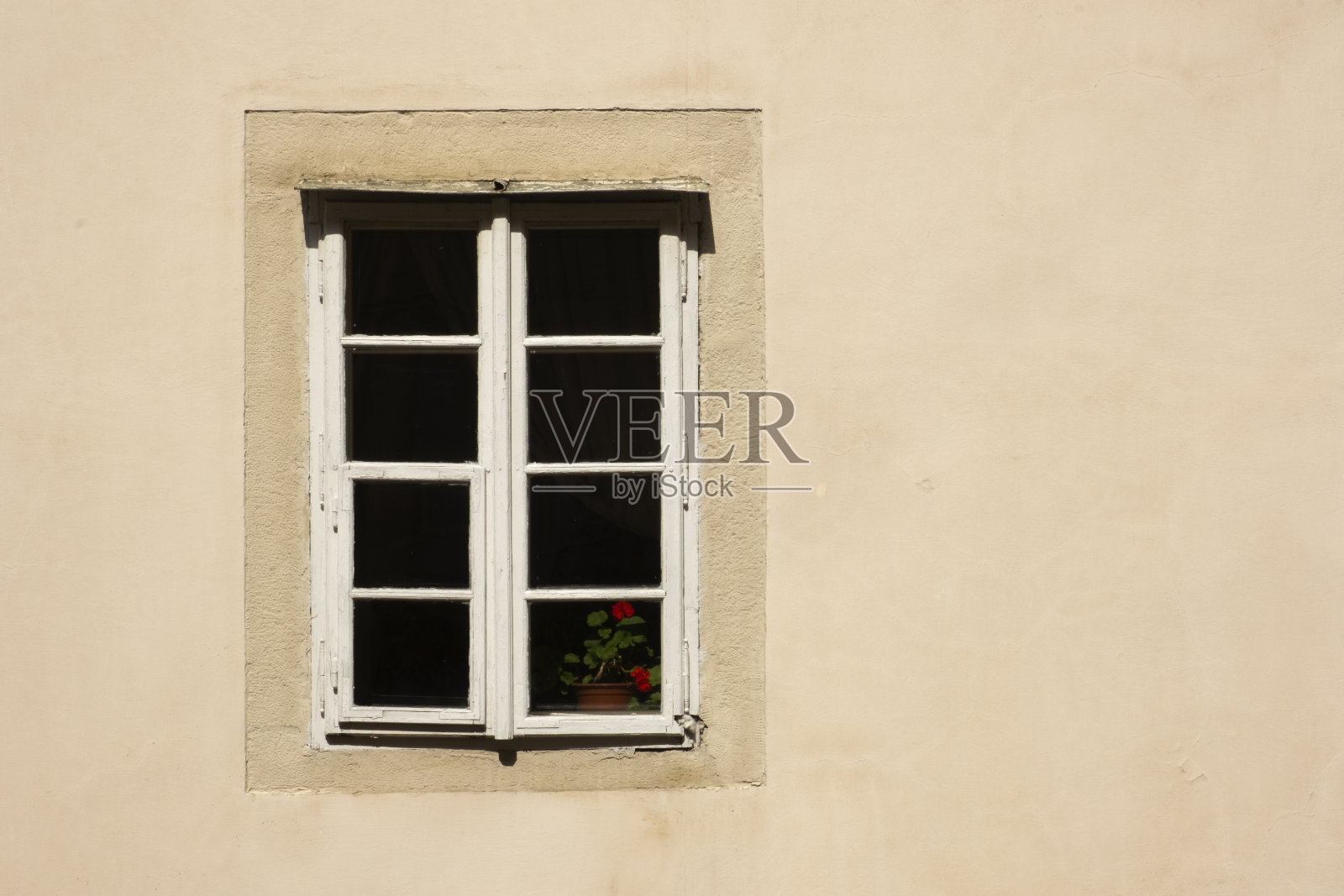 老窗户上的房子在一个阳光明媚的日子近距离拍摄。照片摄影图片