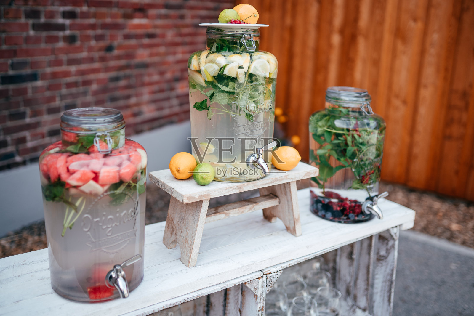 夏天喝排毒水照片摄影图片