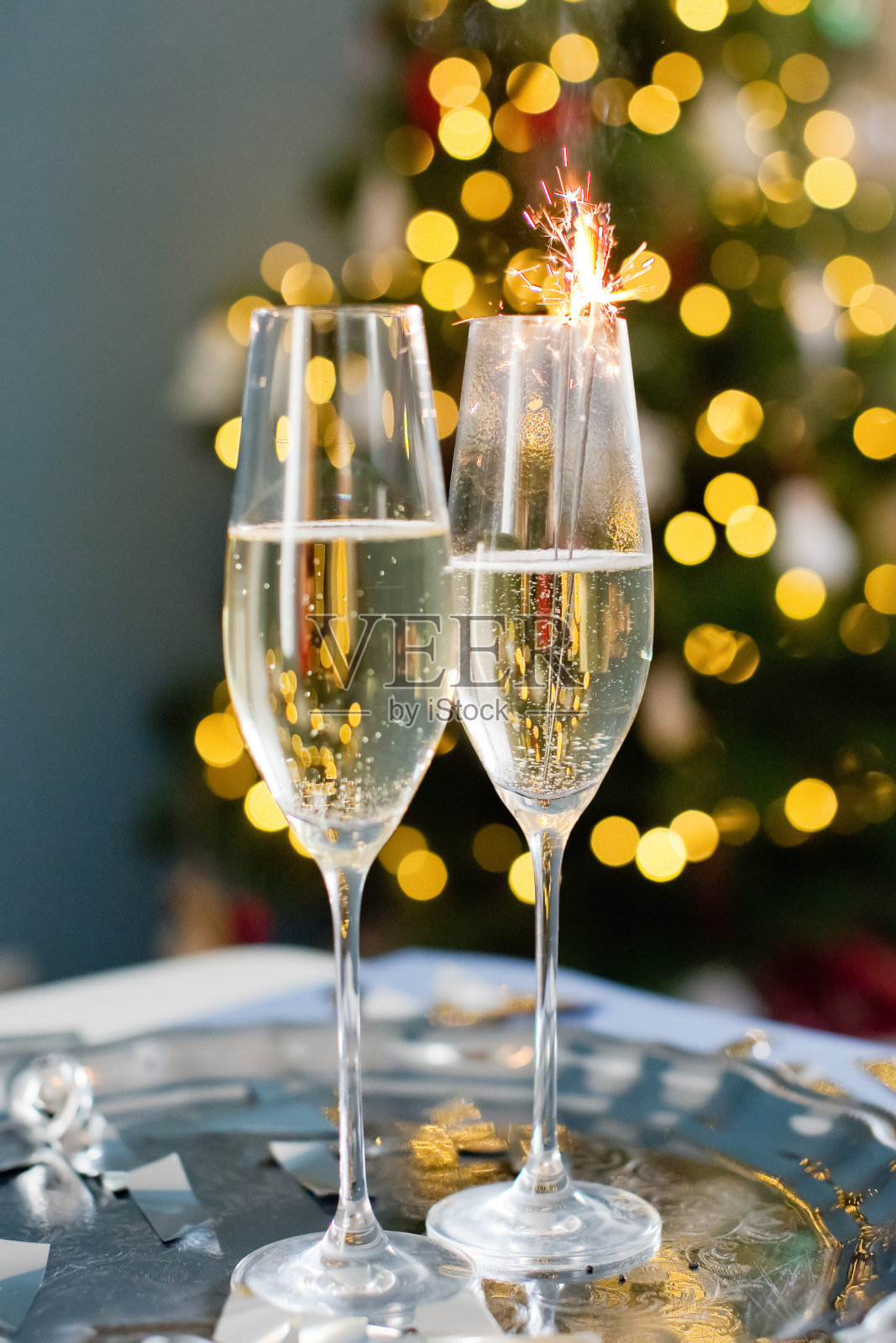 圣诞树旁放着香槟的玻璃杯照片摄影图片