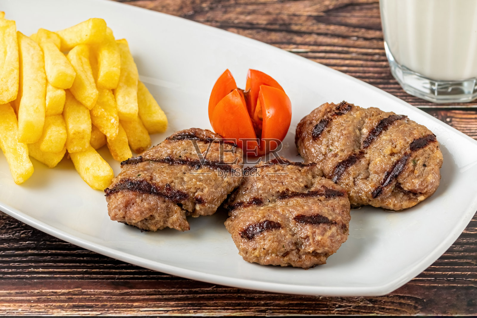 土耳其传统肉丸。辣肉丸烤肉串或Kebap照片摄影图片