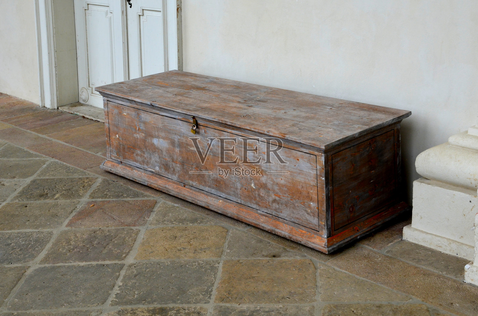 旧家具和装饰品是让一个充满过去回忆的舒适的家的一种方式。一个古老的箱子召唤着我们去探索。里面可能有宝藏。葡萄酒发酵玻璃容器、箱照片摄影图片