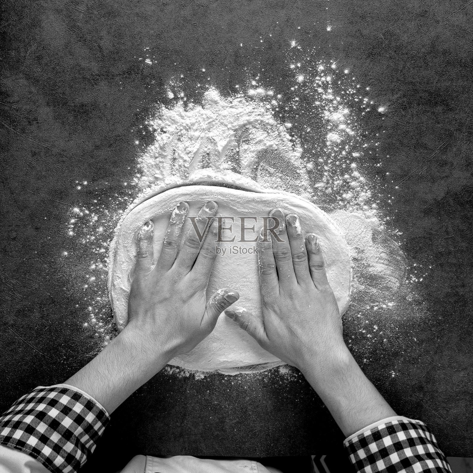 用面粉做披萨面团的手照片摄影图片