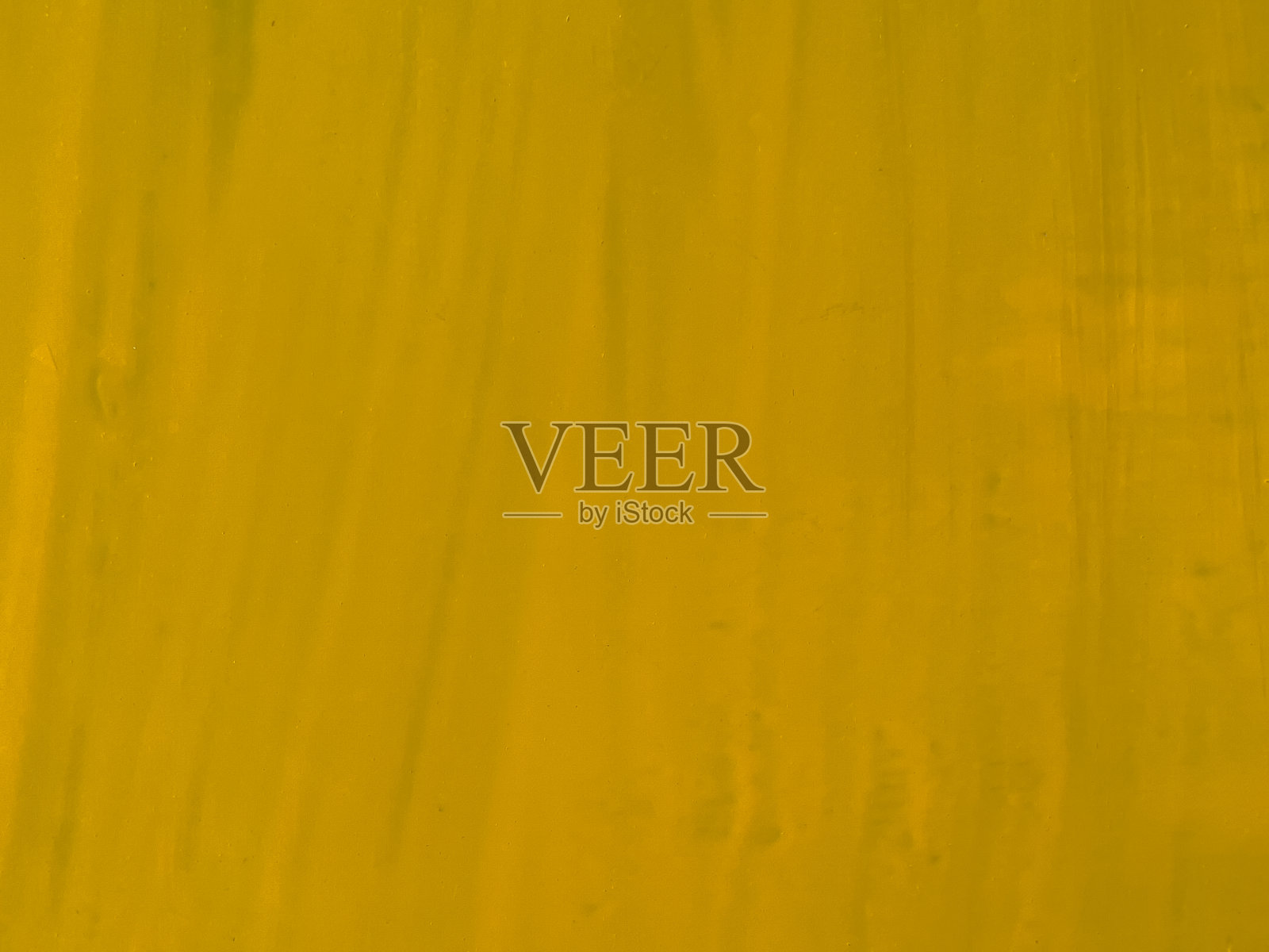 铝桌光滑的表面无意间被涂上了不均匀的黄色，在桌面上创造出一件完美而美丽的艺术品。照片摄影图片