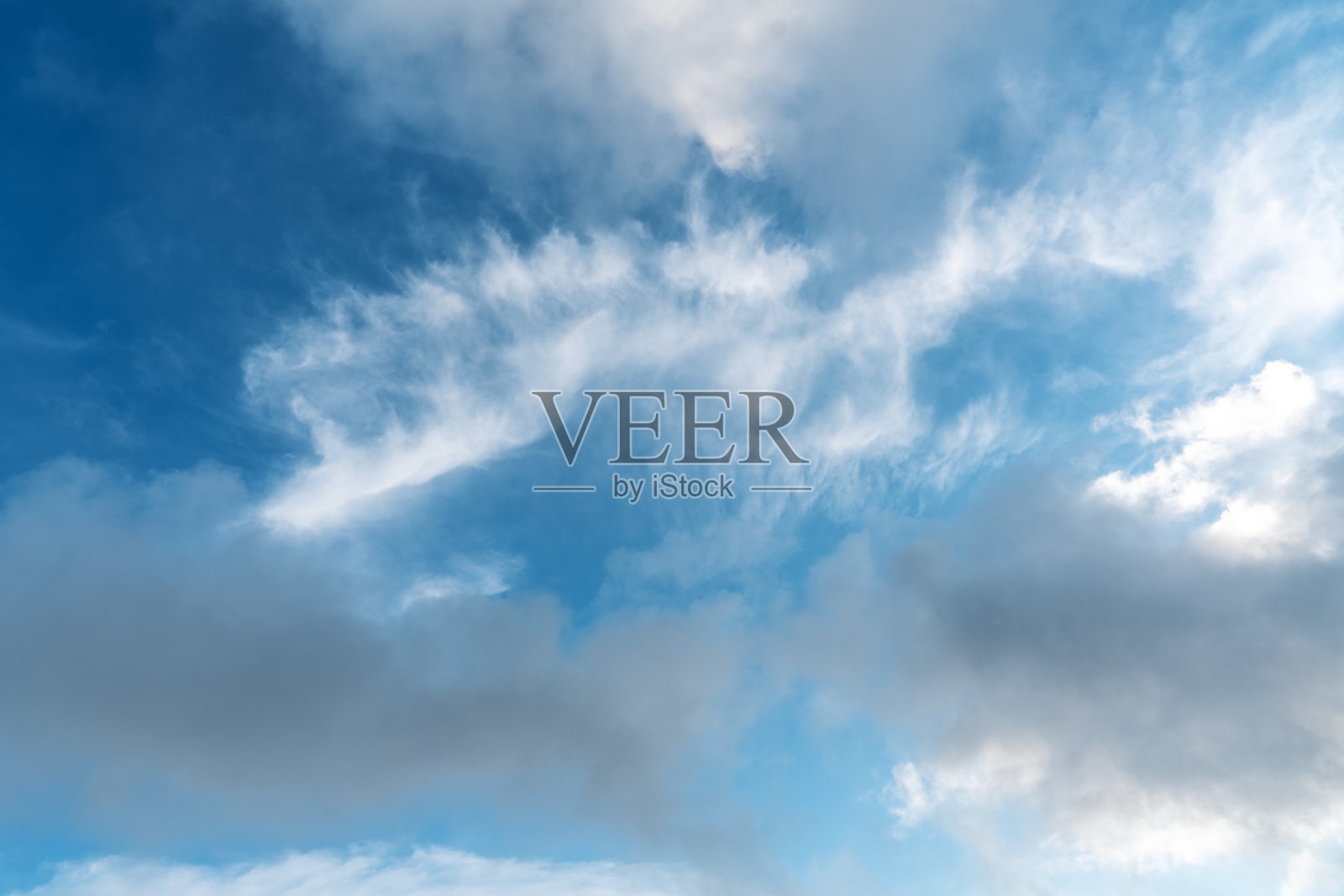 美丽的自然背景，蓝天白云。抽象的壁纸照片摄影图片