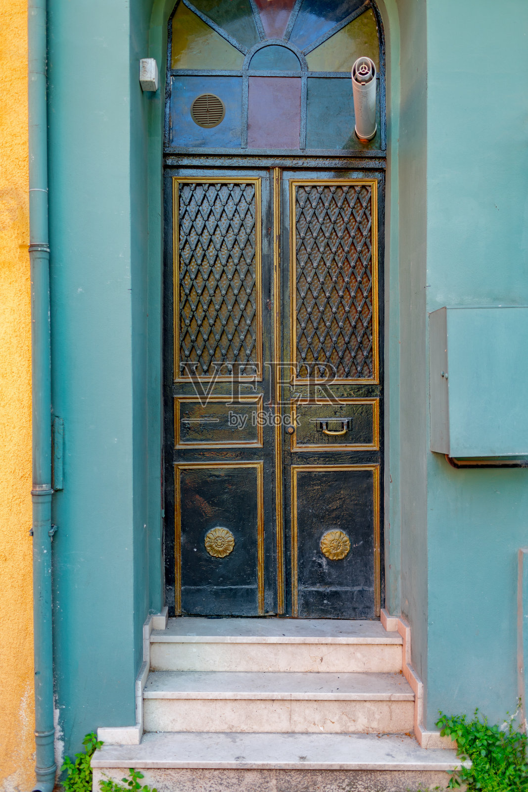 古老的老式木门在伊斯坦布尔的历史区照片摄影图片