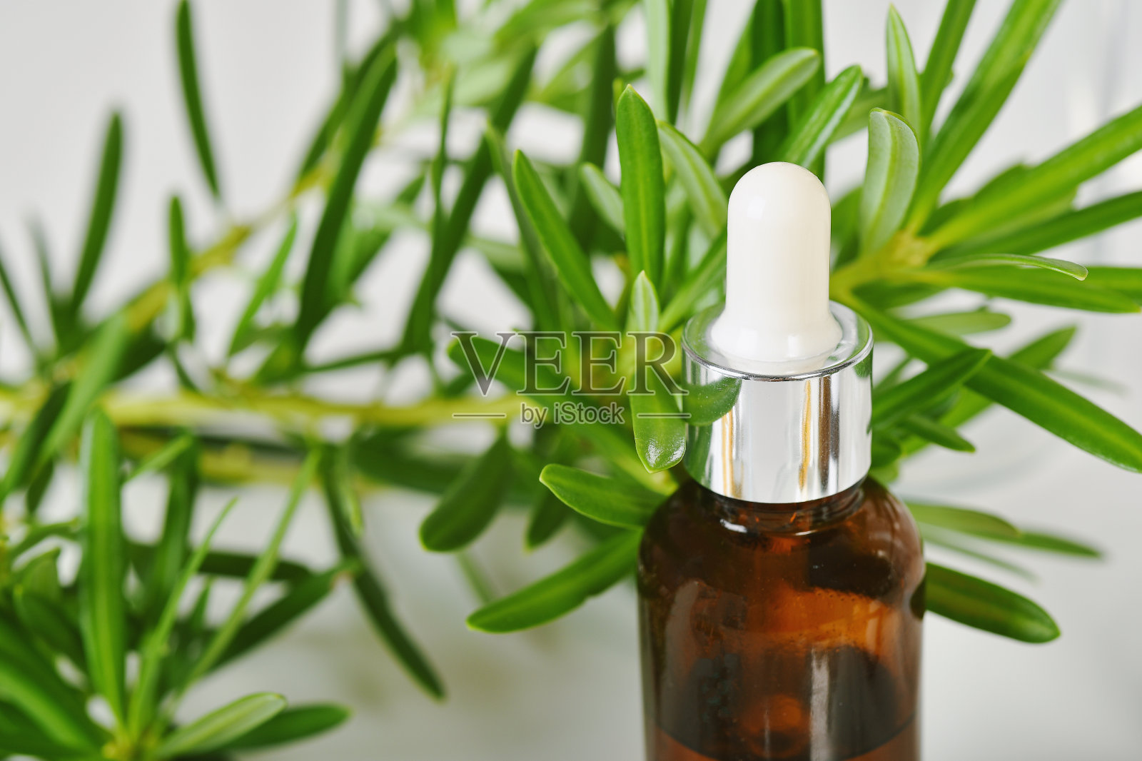 天然护肤美容产品，浓缩精华液有机提取研究和科学实验室玻璃器皿，空白标签化妆品水疗油滴容器。照片摄影图片