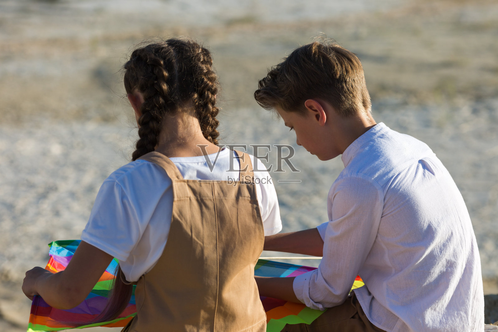 孩子们最好的朋友放学后和风筝一起坐在大自然中照片摄影图片