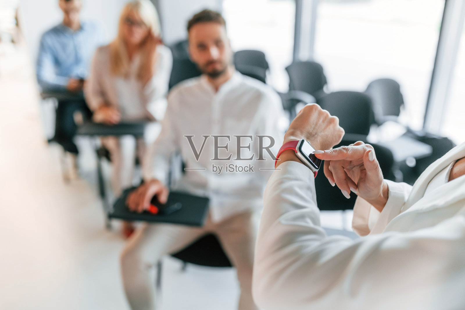 学习的过程。一群专业的商务人士在办公室照片摄影图片