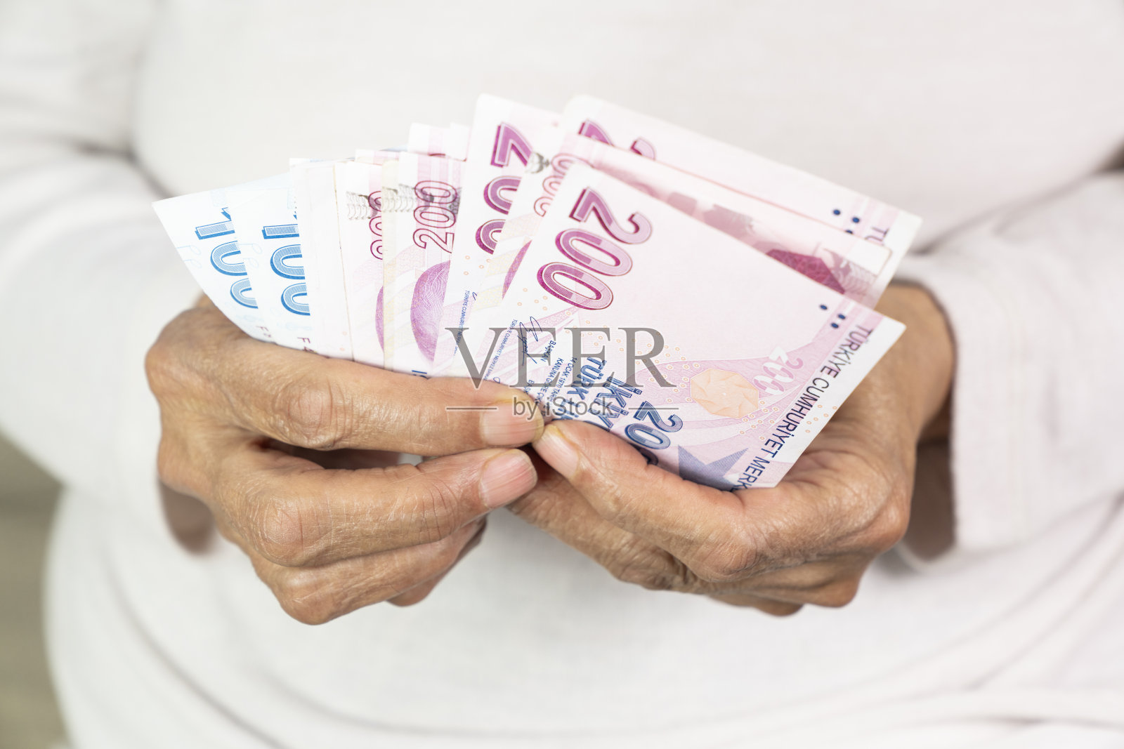 老妇手里拿着土耳其里拉的钞票照片摄影图片