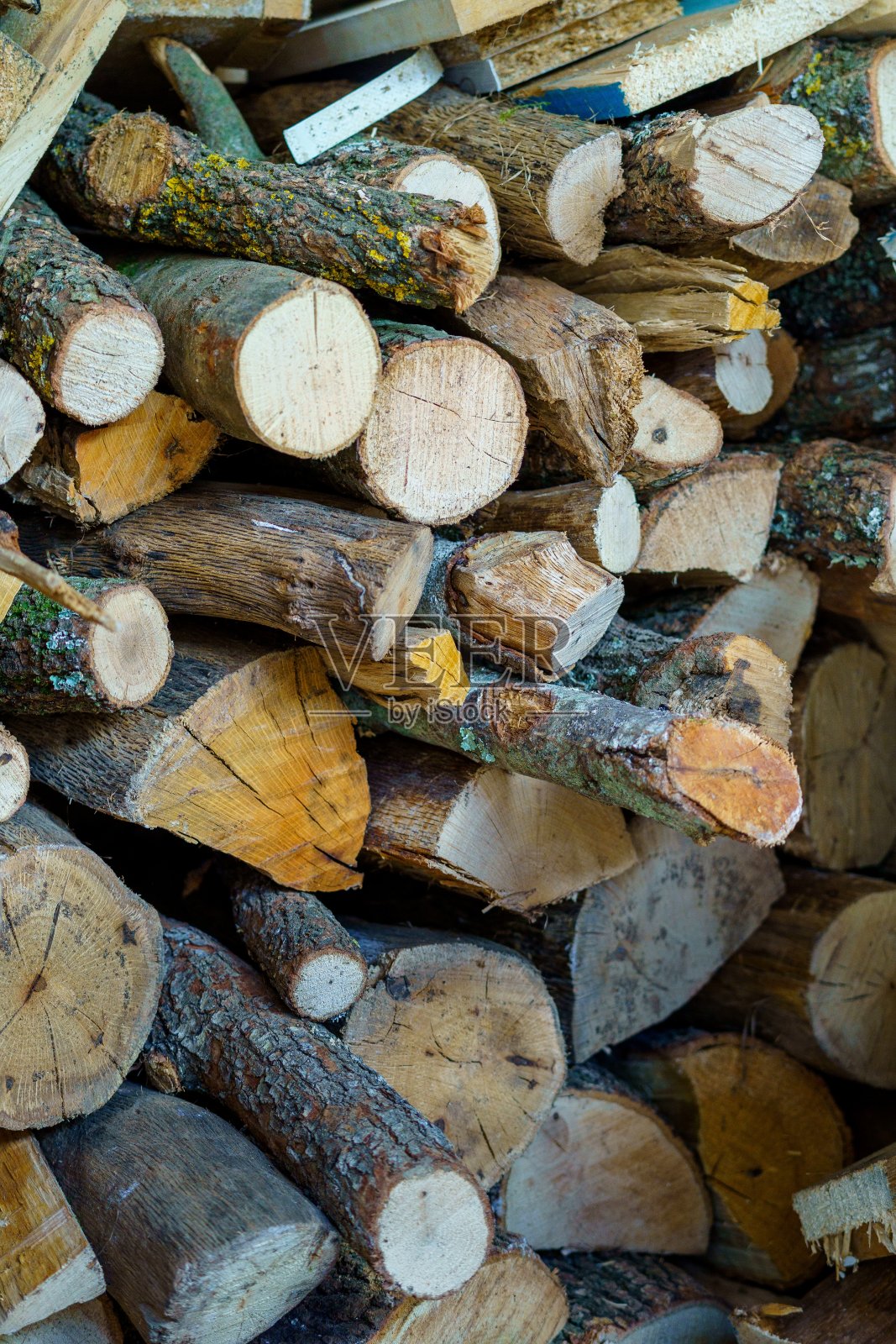 原木:储存在房子花园里的原木，冬天用来生火取暖。照片摄影图片