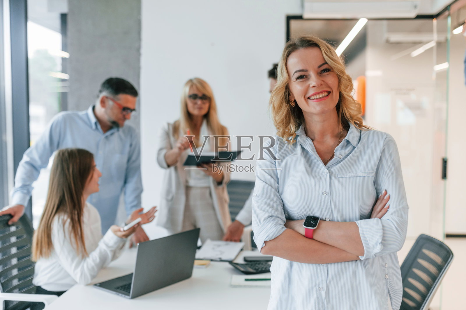 用记事本。分析数据。一群专业的商务人士在办公室照片摄影图片