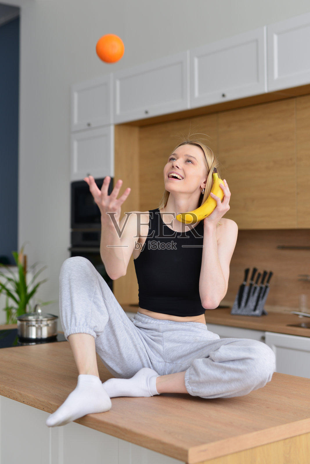 运动女人玩水果照片摄影图片