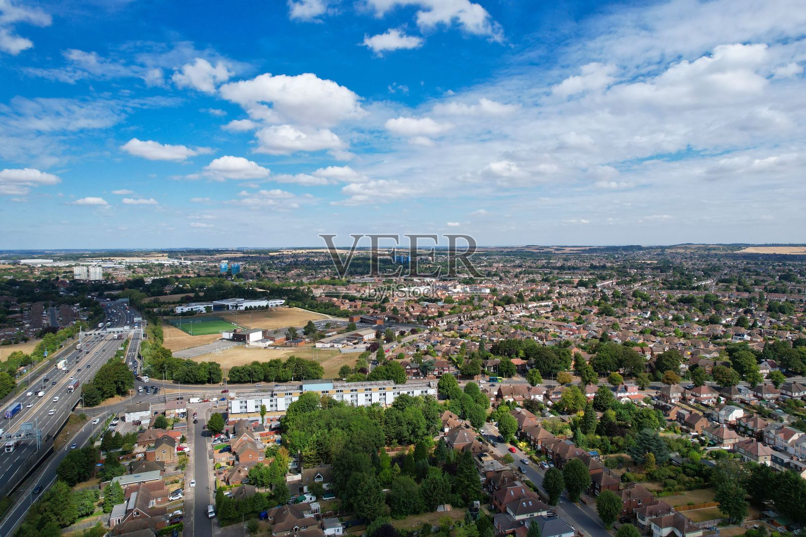 阳光明媚的英国城市鸟瞰图照片摄影图片