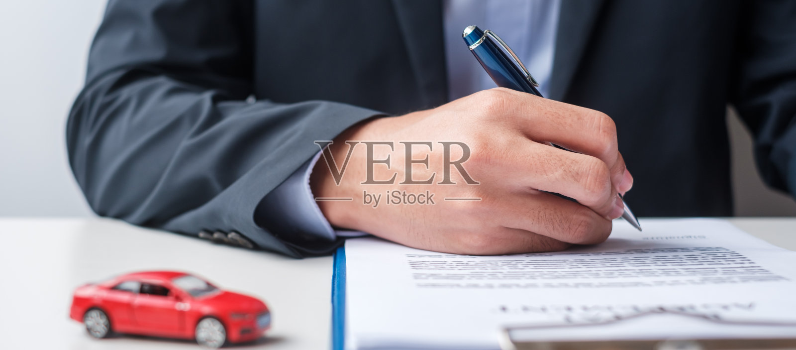 商人签署合同文件。租赁合同、保险合同和合同协议的概念照片摄影图片