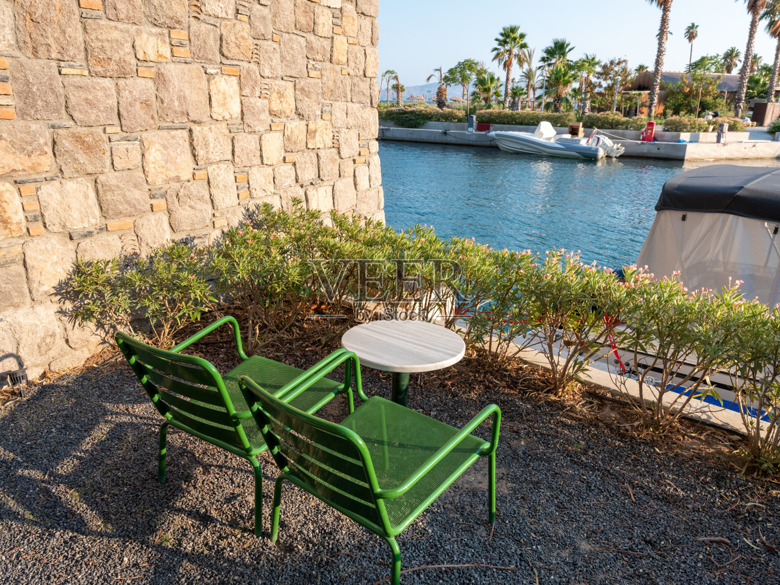 阿斯帕码头前的空大理石桌子。博德鲁姆,土耳其照片摄影图片