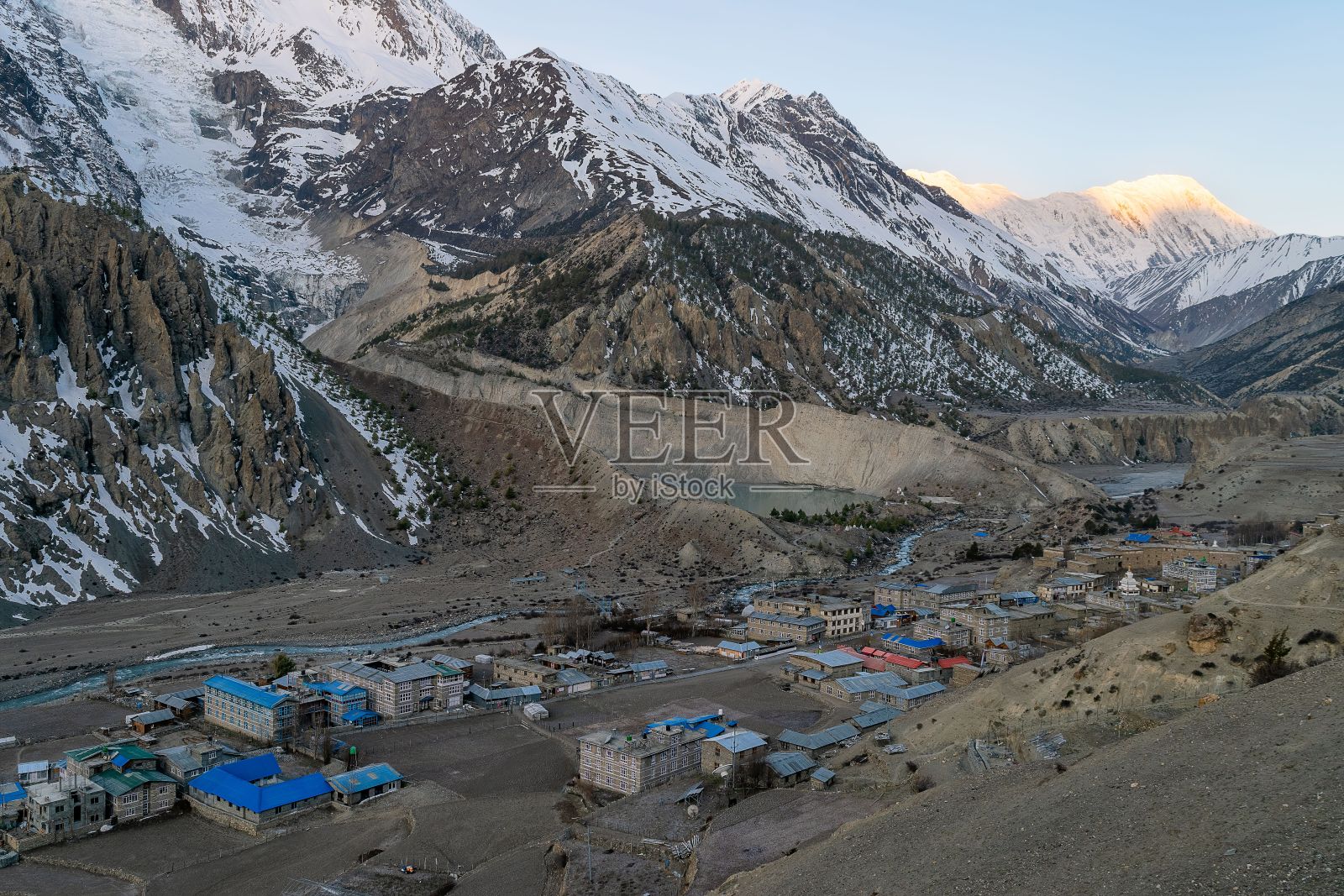 尼泊尔安纳普尔纳环线下的蓝色房子，马南地区的高摄照片摄影图片