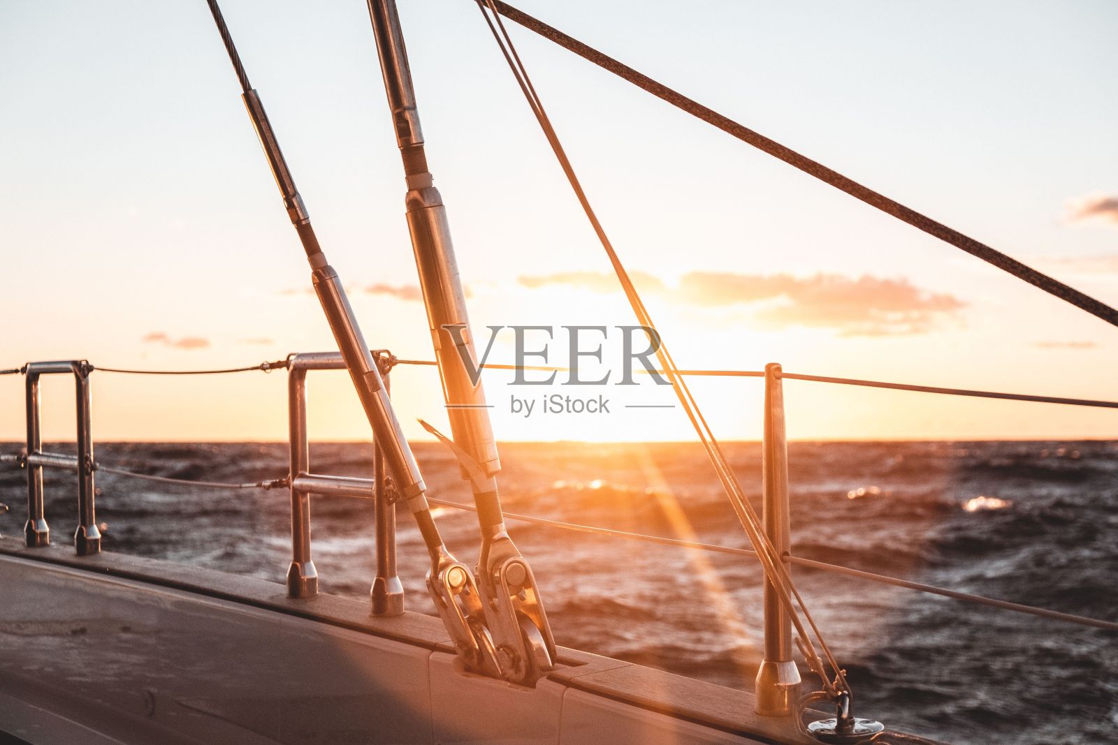 从游艇上拍摄的大西洋日落美景照片摄影图片