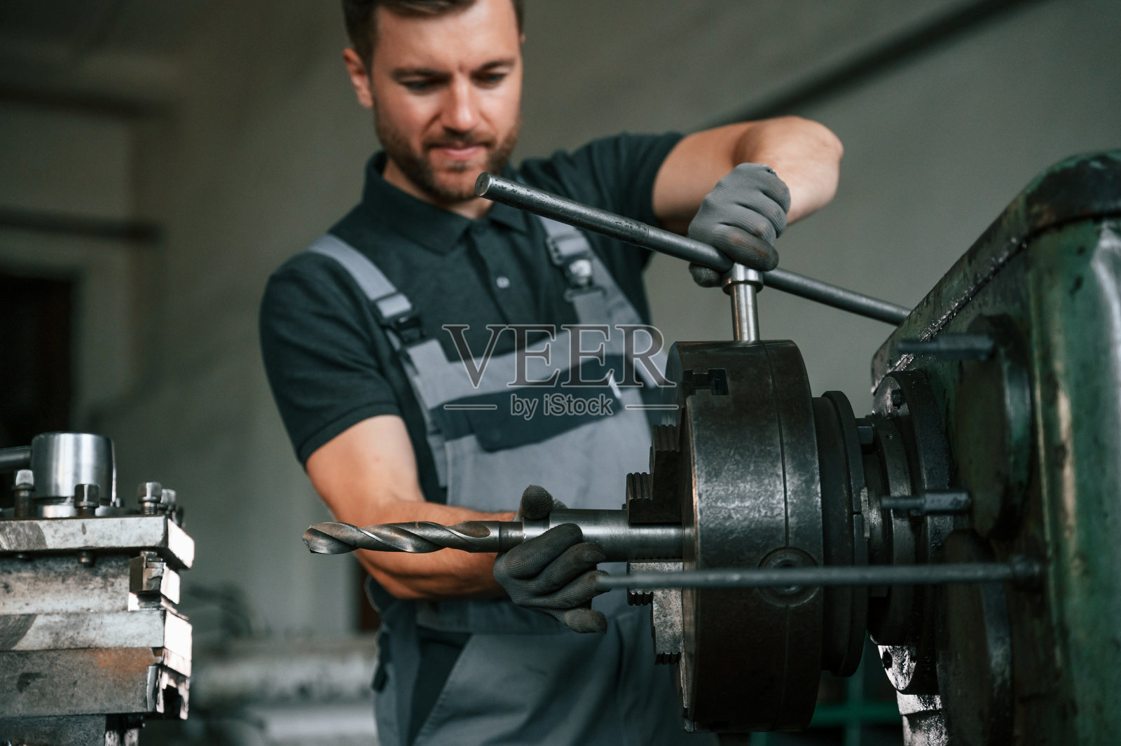 制作的细节。穿着制服的人正在工作站研究农业技术细节照片摄影图片