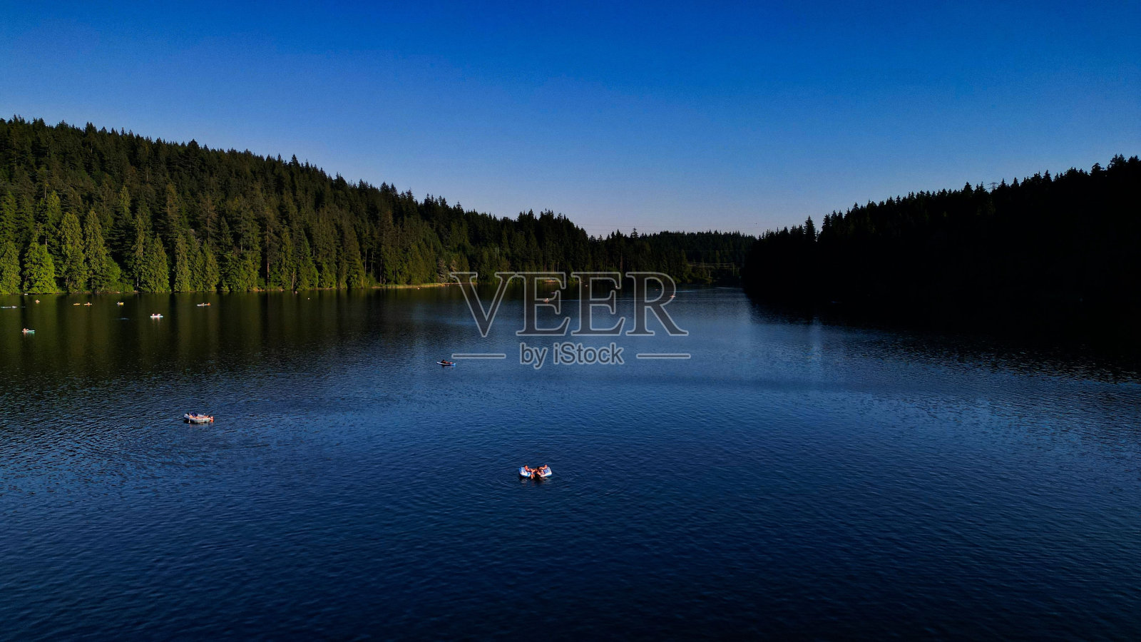 加拿大穆迪港，萨萨马特湖被茂密的树木包围的美丽景色照片摄影图片