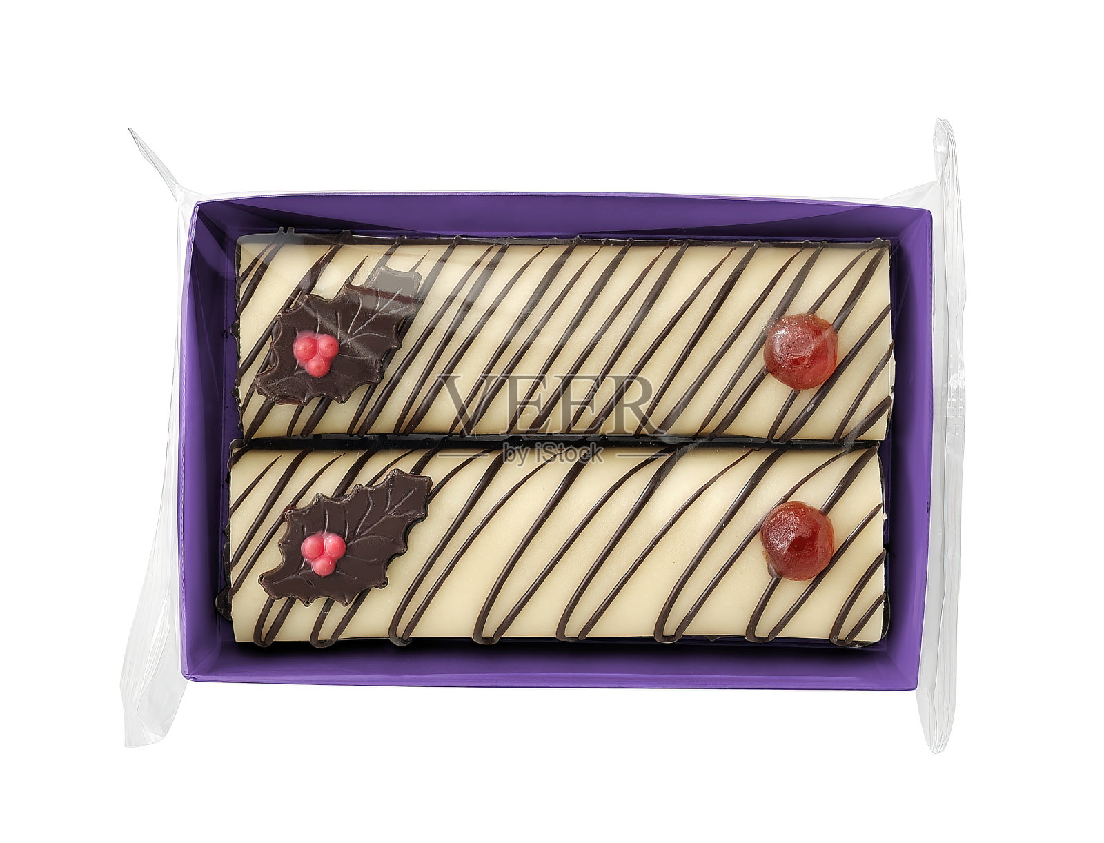 把杏仁蛋白软糖塞在塑料托盘里的巧克力棒，隔离的照片摄影图片