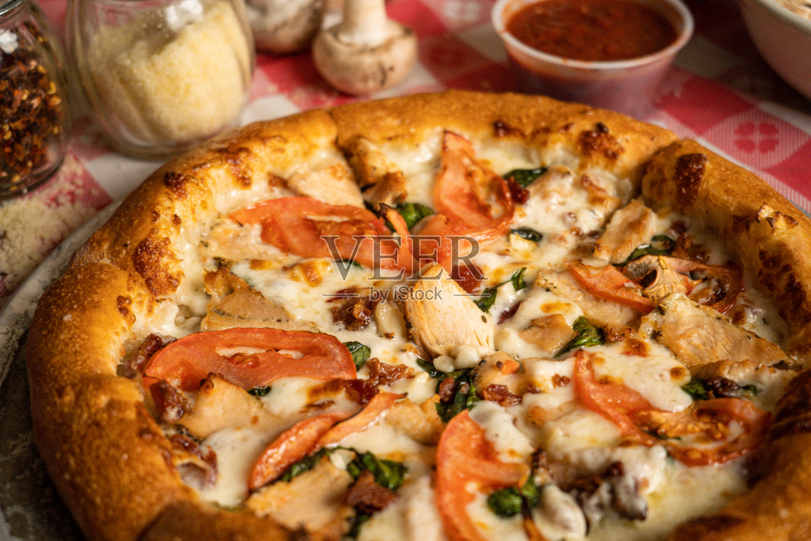 鸡肉卡博纳拉披萨紧致照片摄影图片