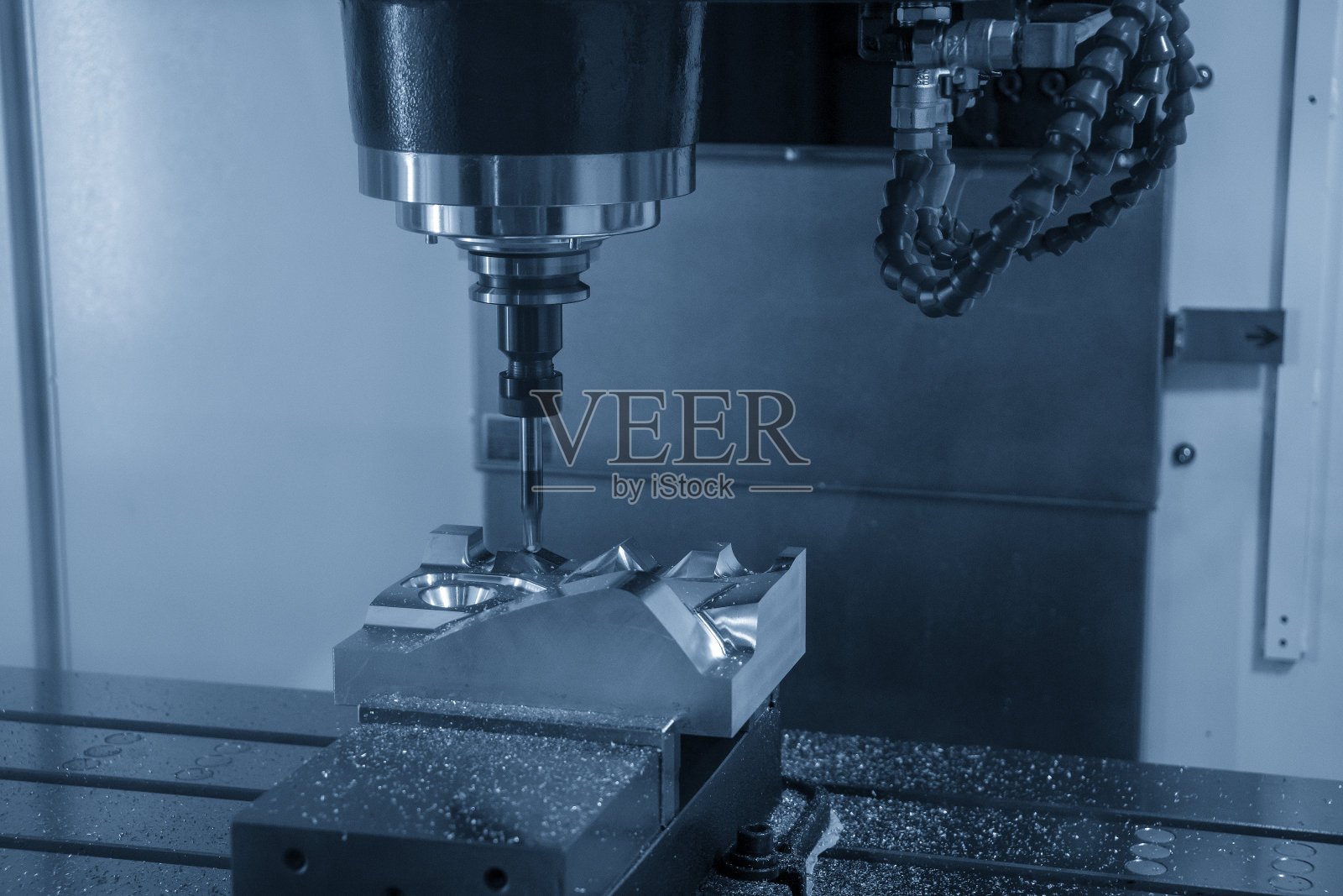 数控铣床用实心球头铣刀切压模。照片摄影图片