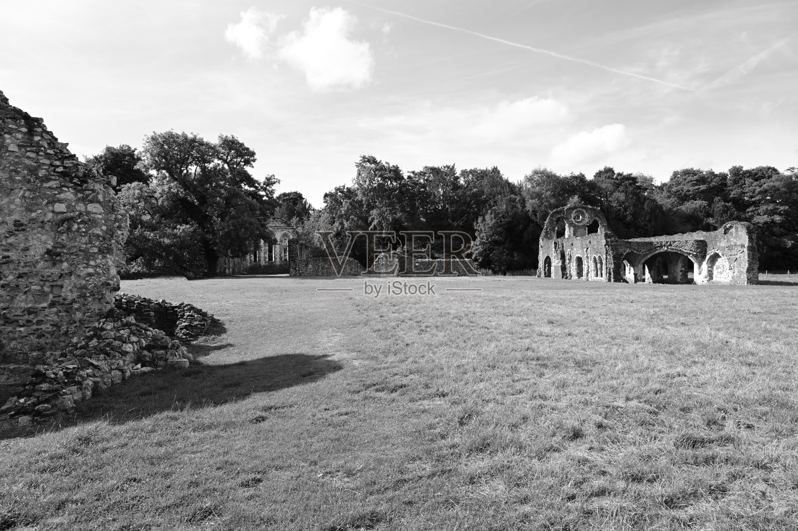 英国诺曼修道院的无屋顶外壳。照片摄影图片